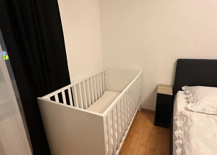 Cozy 2-bedroom Retreat Near Subway And Center *