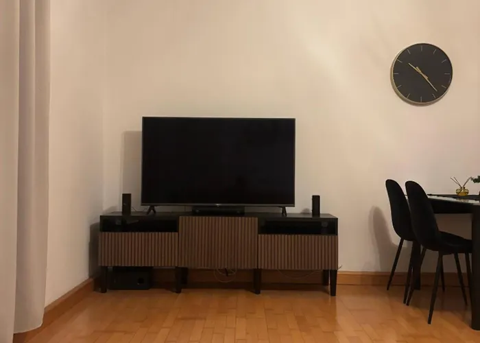 Cozy 2-bedroom Retreat Near Subway And Center *