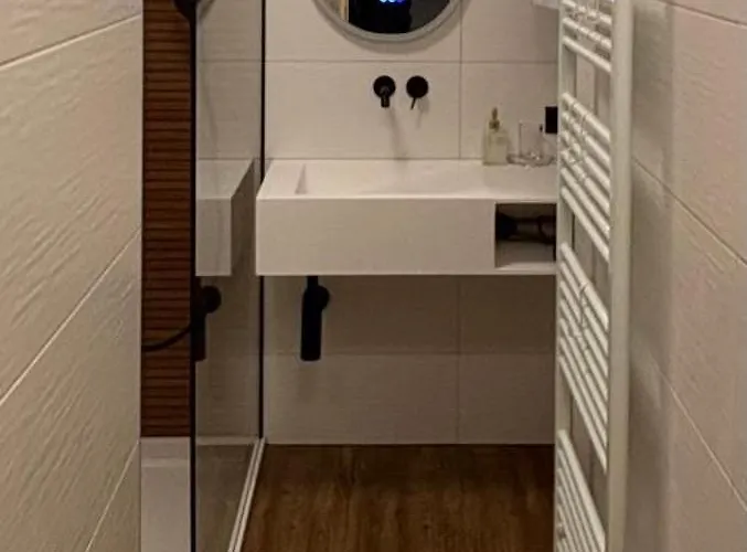 Cozy 2-bedroom Retreat Near Subway And Center *